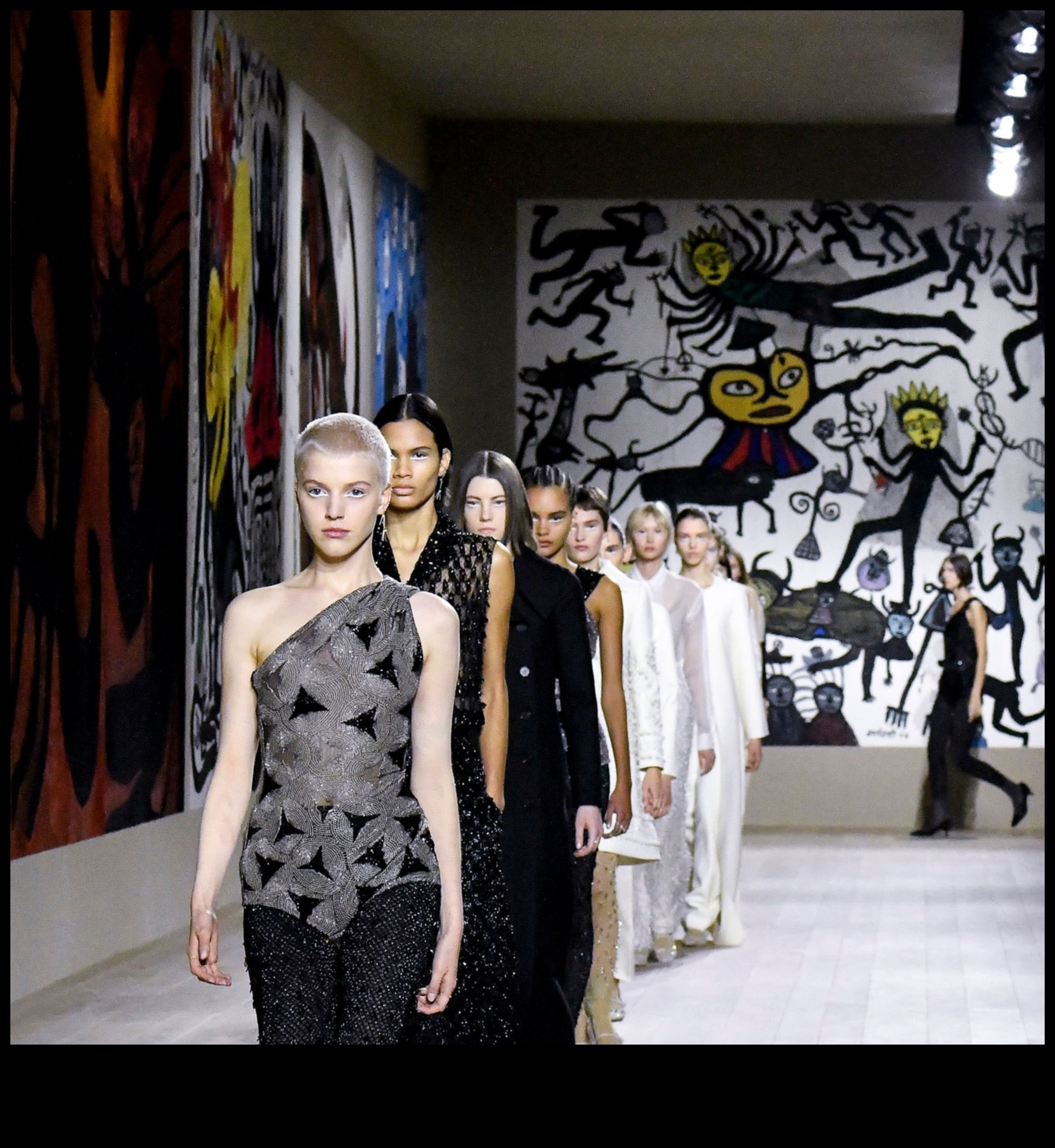 Haute Heritage O călătorie vizuală prin trecutul și prezentul modei 3 Haute Heritage: O călătorie vizuală în capturi de modă