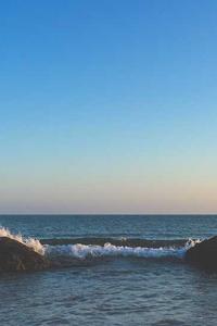 O frumoasa rochie de mireasa alba cu detalii din dantela