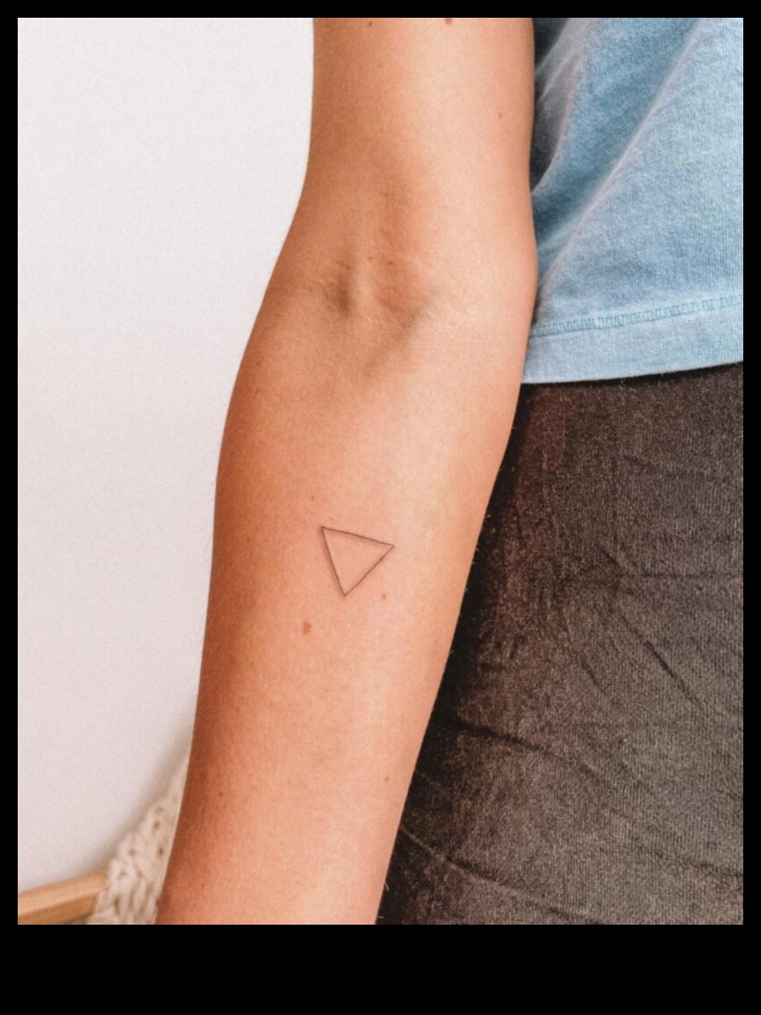 Whispers of Art Tatuaje mici la încheietura mâinii cu semnificații puternice 2 Șoapte de artă: tatuaje mici la încheietura mâinii cu semnificații puternice