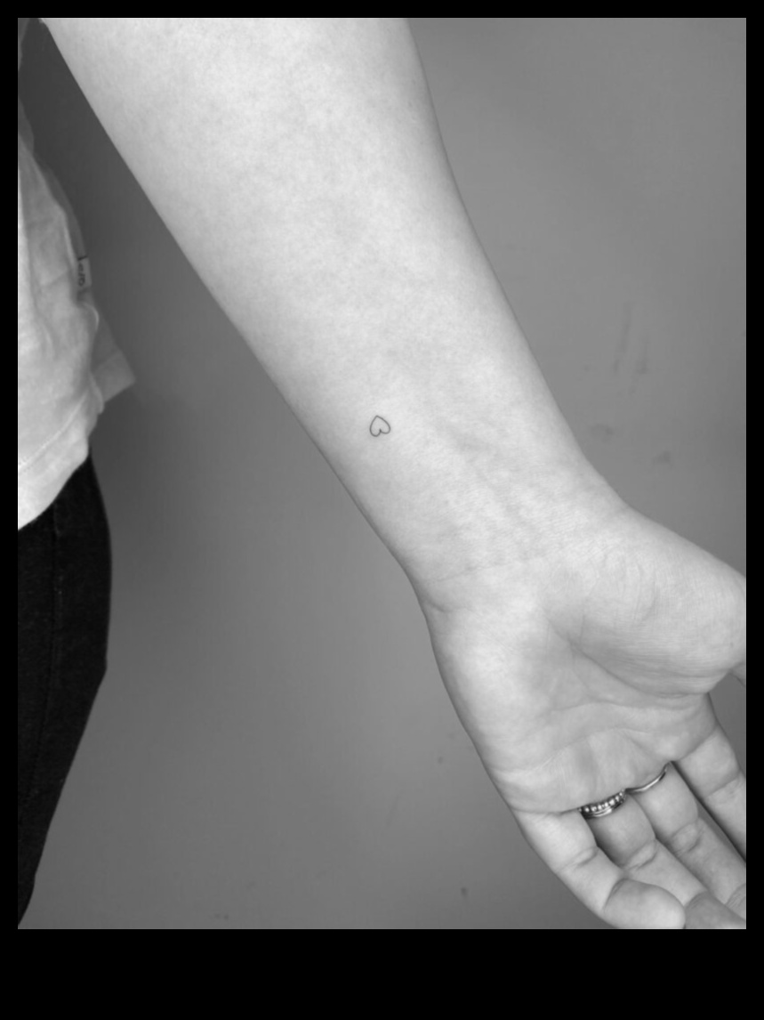 Whispers of Art Tatuaje mici la încheietura mâinii cu semnificații puternice 5 Șoapte de artă: tatuaje mici la încheietura mâinii cu semnificații puternice