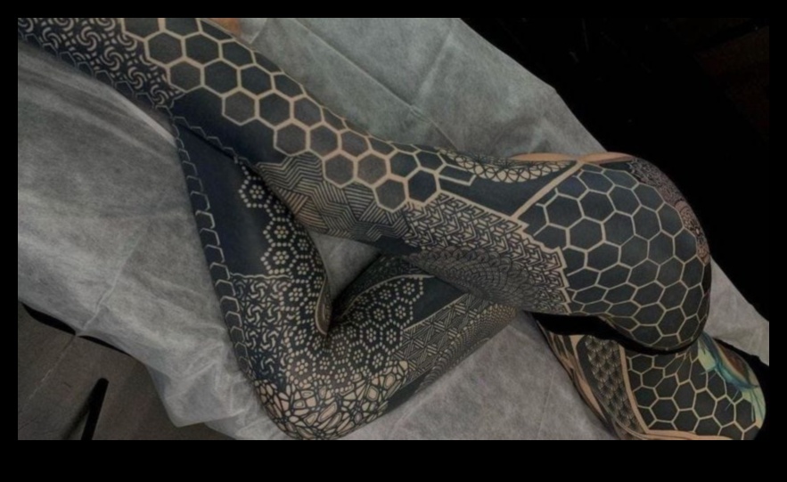 Vizualizări ascunse Tatuajele încheieturii mâinii și arta auto-exprimarii 4 Vederi ascunse: Descoperirea farmecului irezistibil al tatuajelor la încheietura mâinii