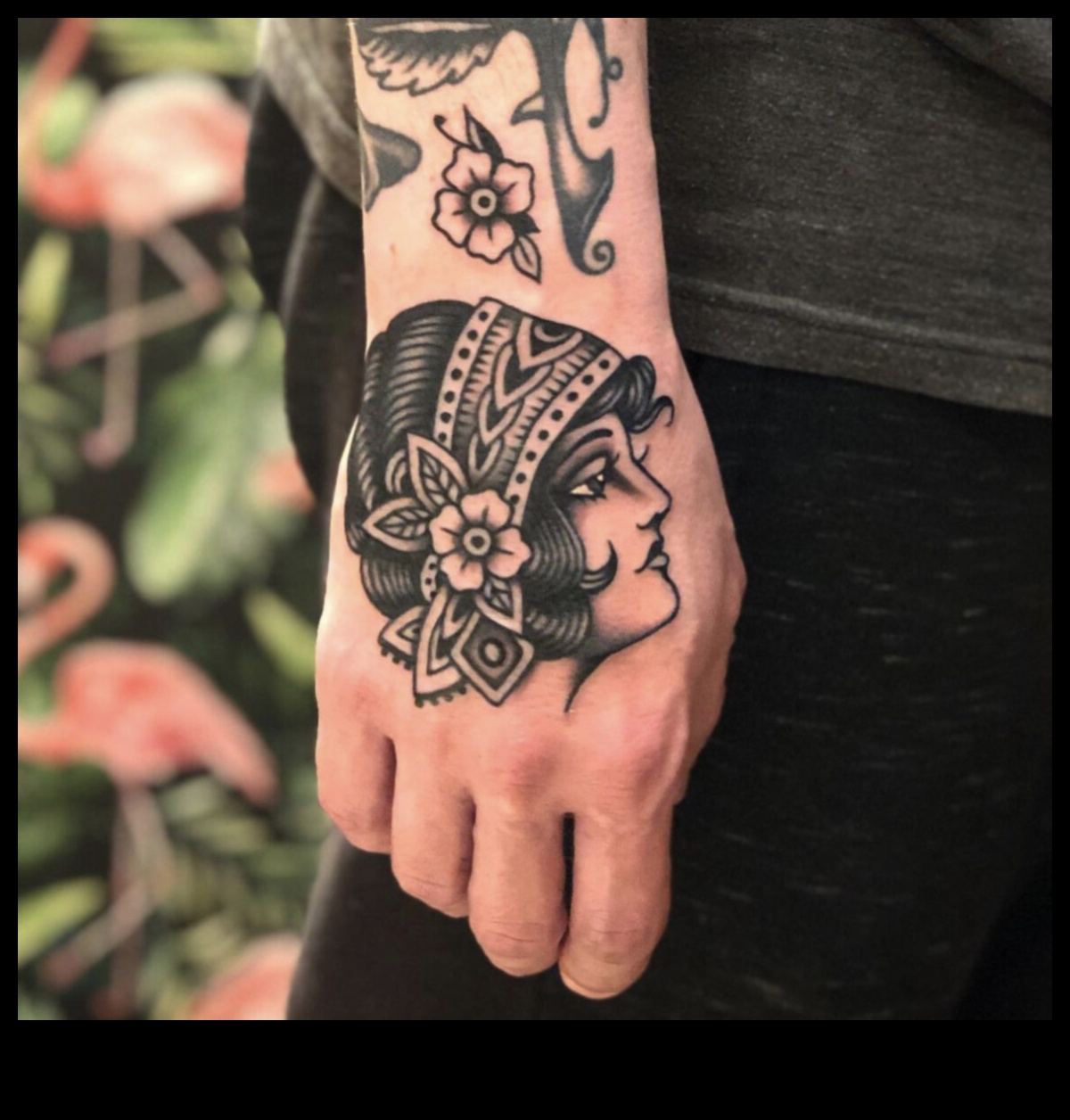 Vizualizări ascunse Tatuajele încheieturii mâinii și arta auto-exprimarii 2 Vederi ascunse: Descoperirea farmecului irezistibil al tatuajelor la încheietura mâinii