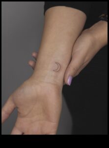 Șoapte de artă: tatuaje mici la încheietura mâinii cu semnificații puternice