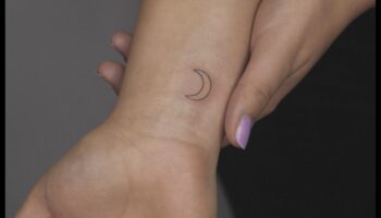 Șoapte de artă: tatuaje mici la încheietura mâinii cu semnificații puternice