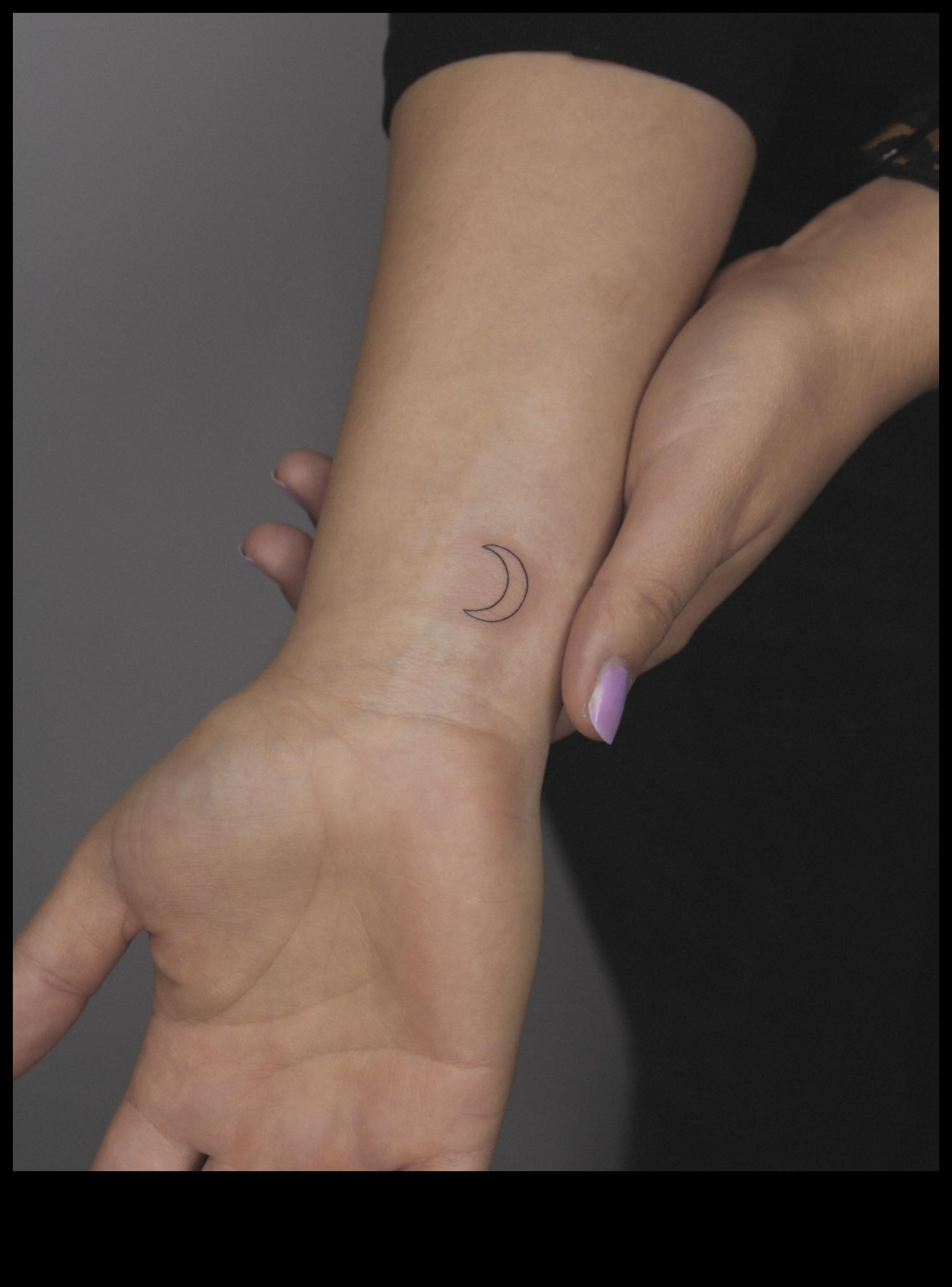 Whispers of Art Tatuaje mici la încheietura mâinii cu semnificații puternice 1 Șoapte de artă: tatuaje mici la încheietura mâinii cu semnificații puternice